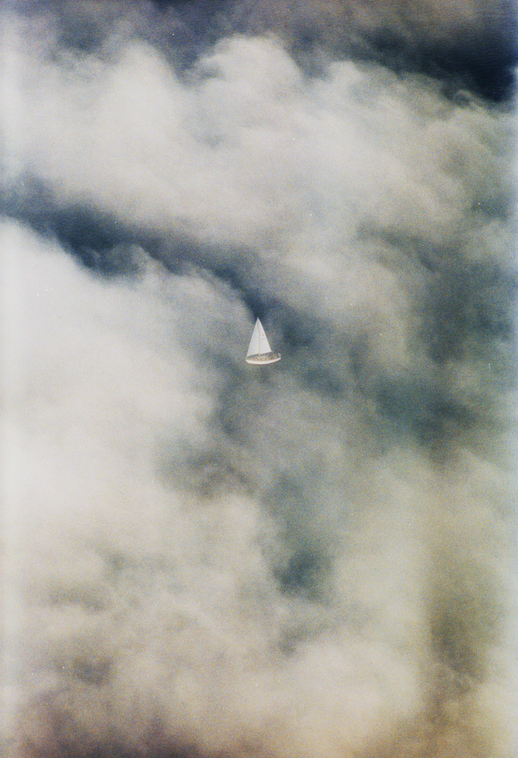 Segelboot unter Wolken Luftbild