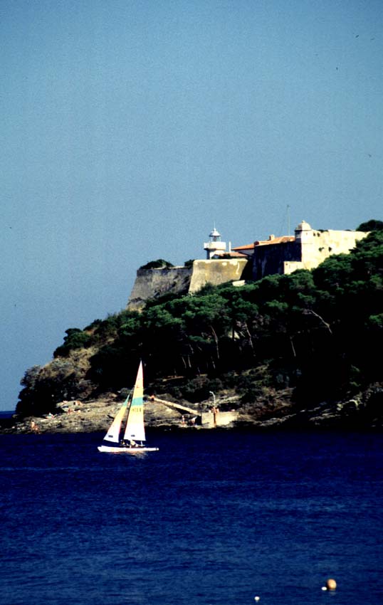 Segelboot vor dem Fort Focardo