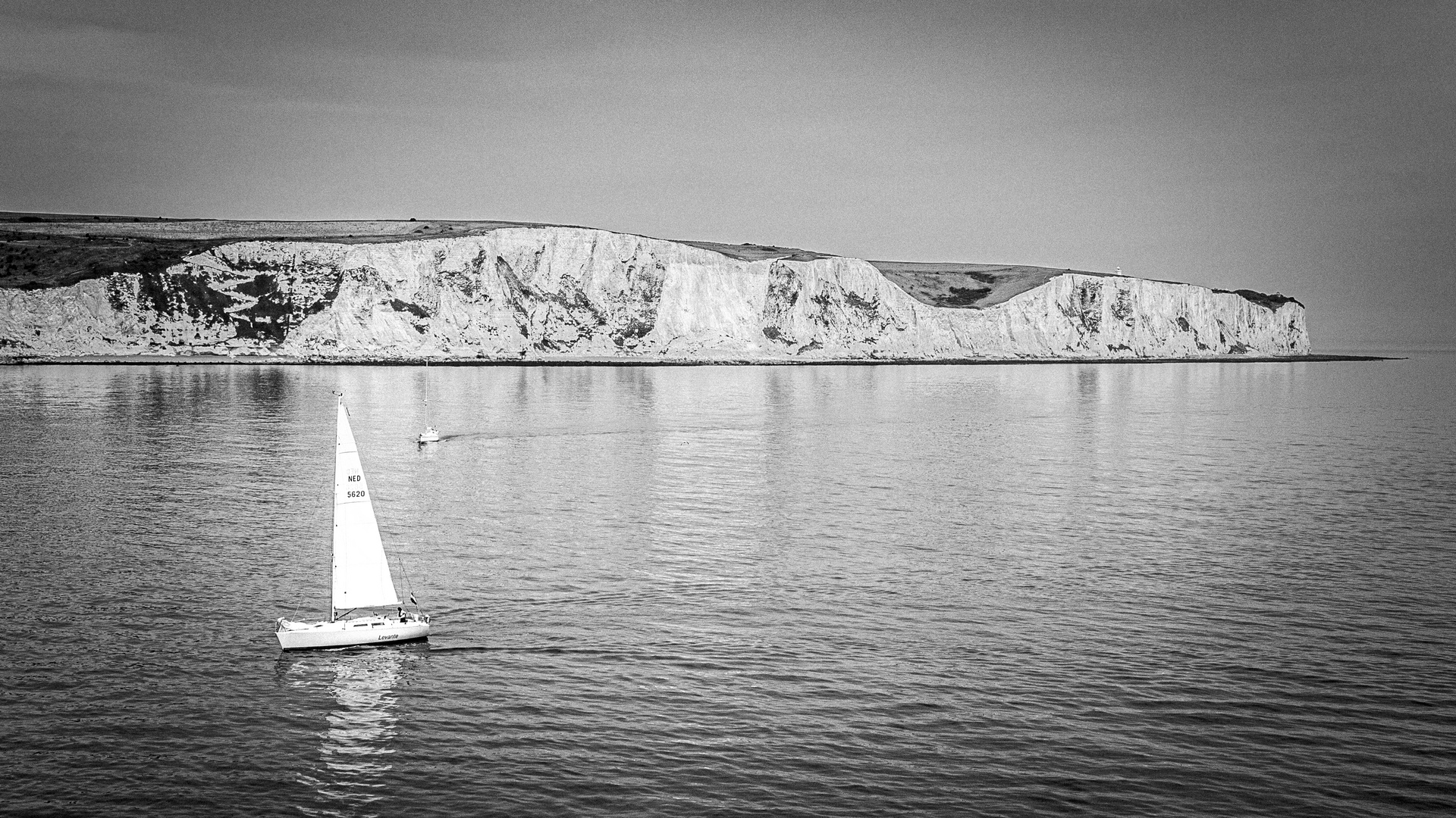 Segelboot vor Kreidefelsen