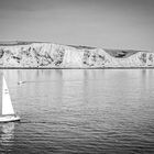 Segelboot vor Kreidefelsen