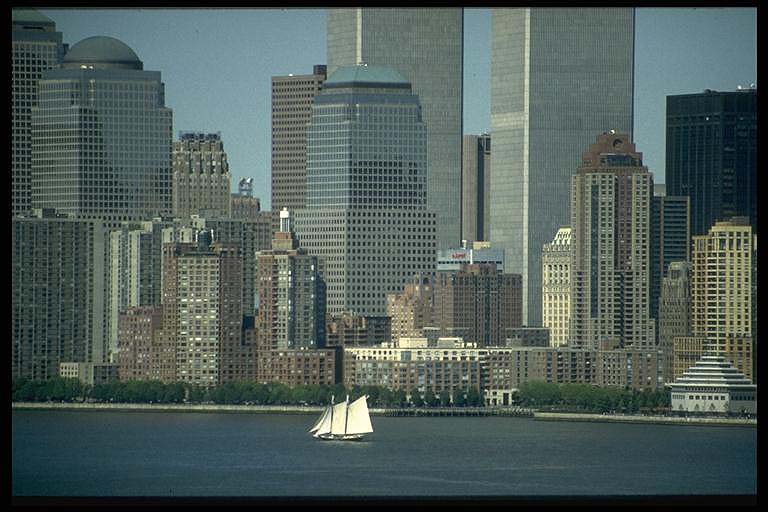 Segelboot vor Manhattan