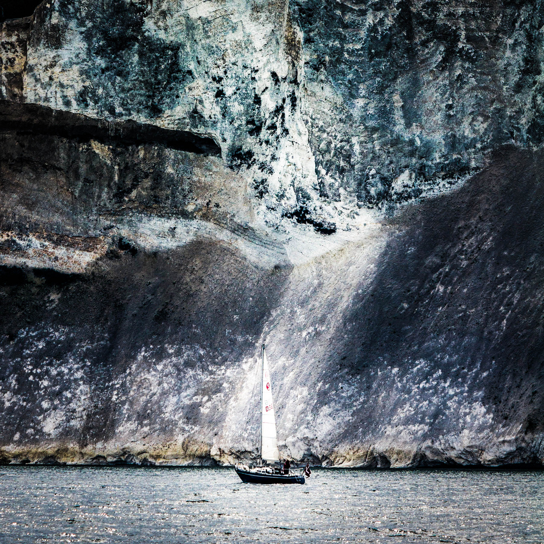 Segelboot vor Møns Klint