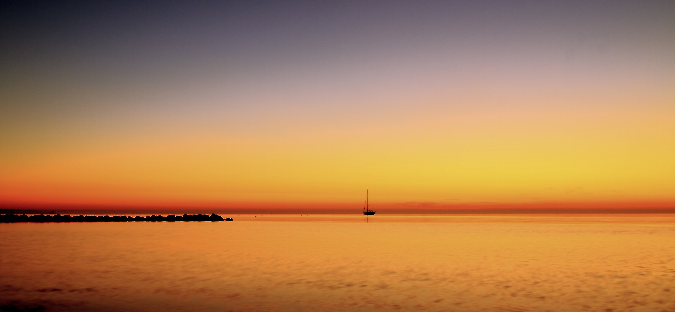 Segelboot vor Sonnenaufgang