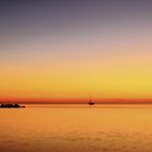 Segelboot vor Sonnenaufgang