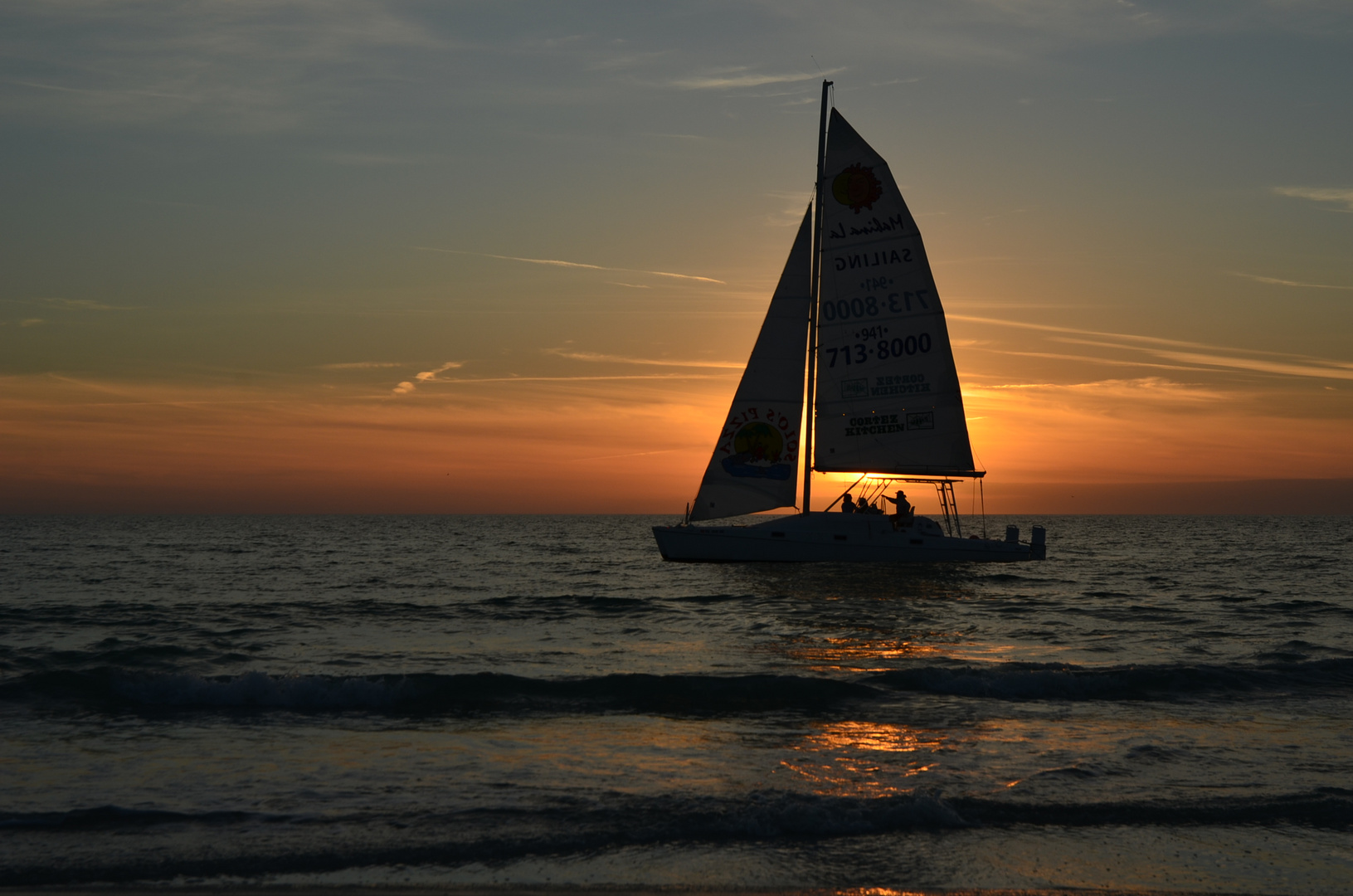 segelboot vor sonnenuntergang