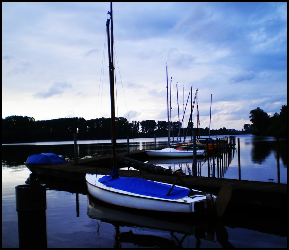 Segelboote am Abend