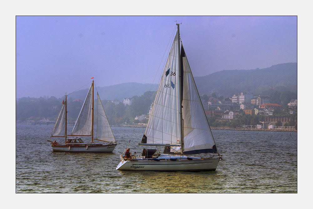 Segelboote am Kreidefelsen