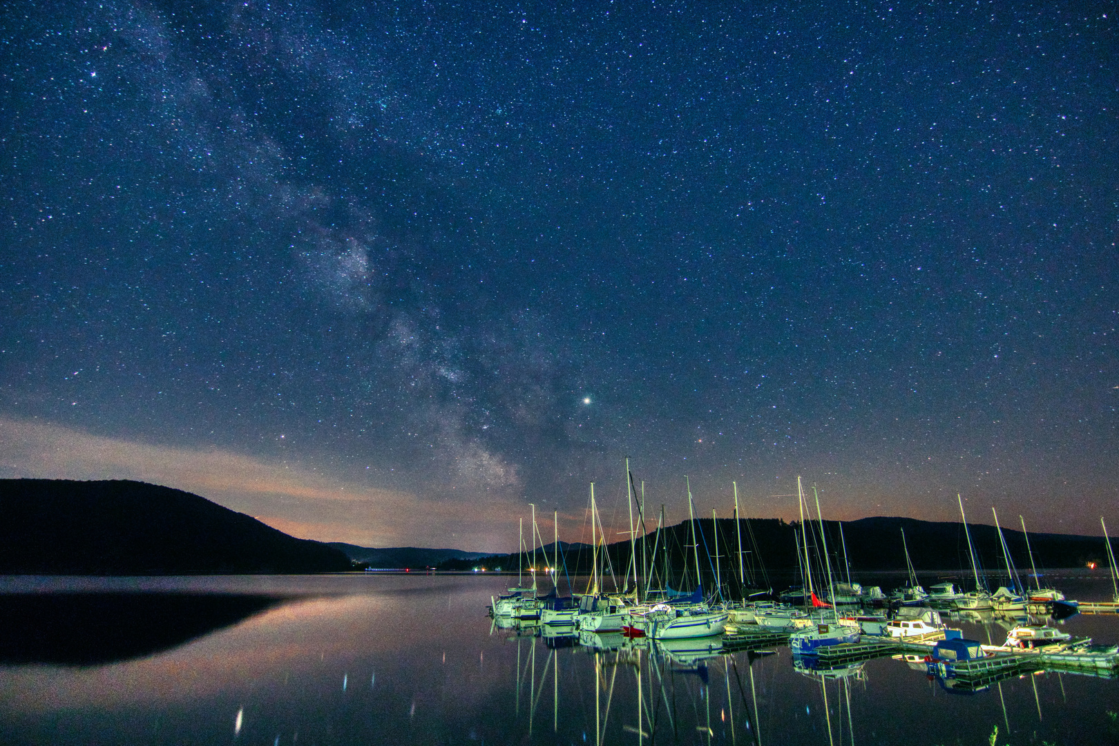 Segelboote am nächtlichen Edersee.