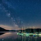 Segelboote am nächtlichen Edersee.