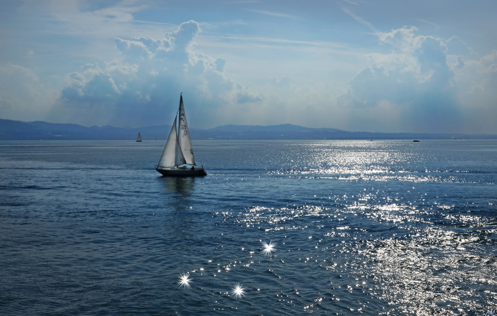 Segelboote auf dem glitzernden Bodensee