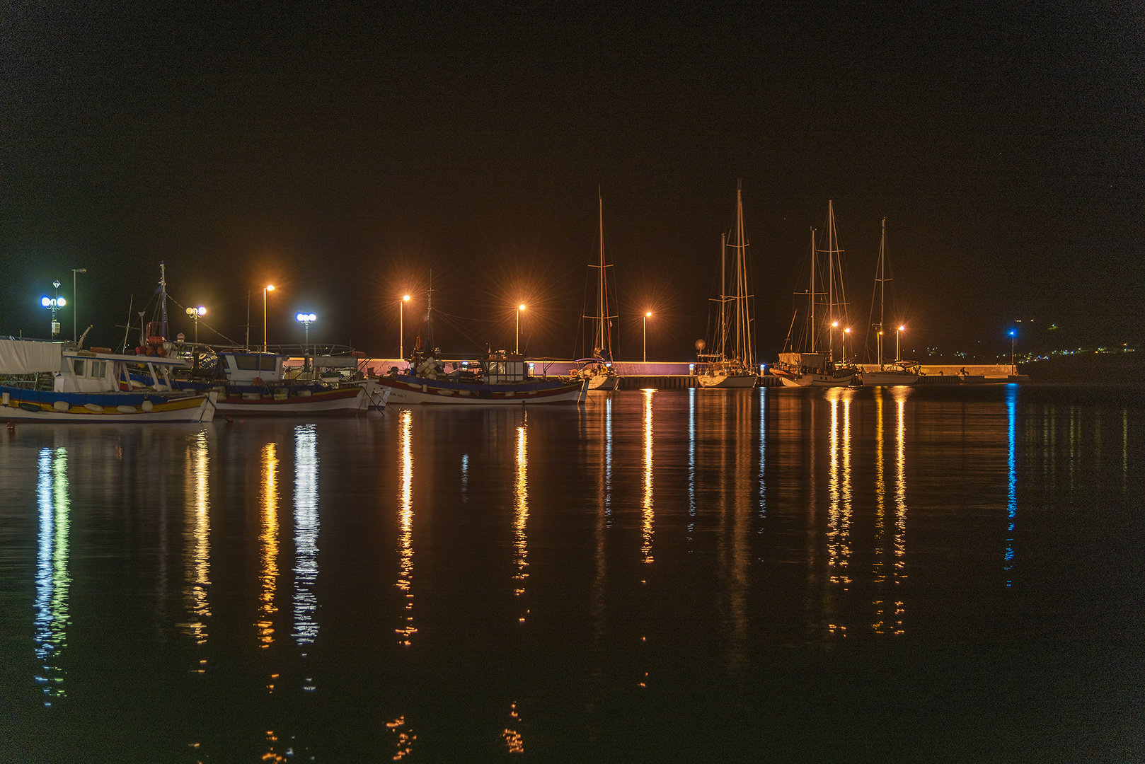 Segelboote bei Nacht im Hafen