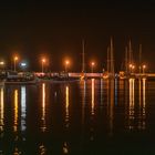 Segelboote bei Nacht im Hafen