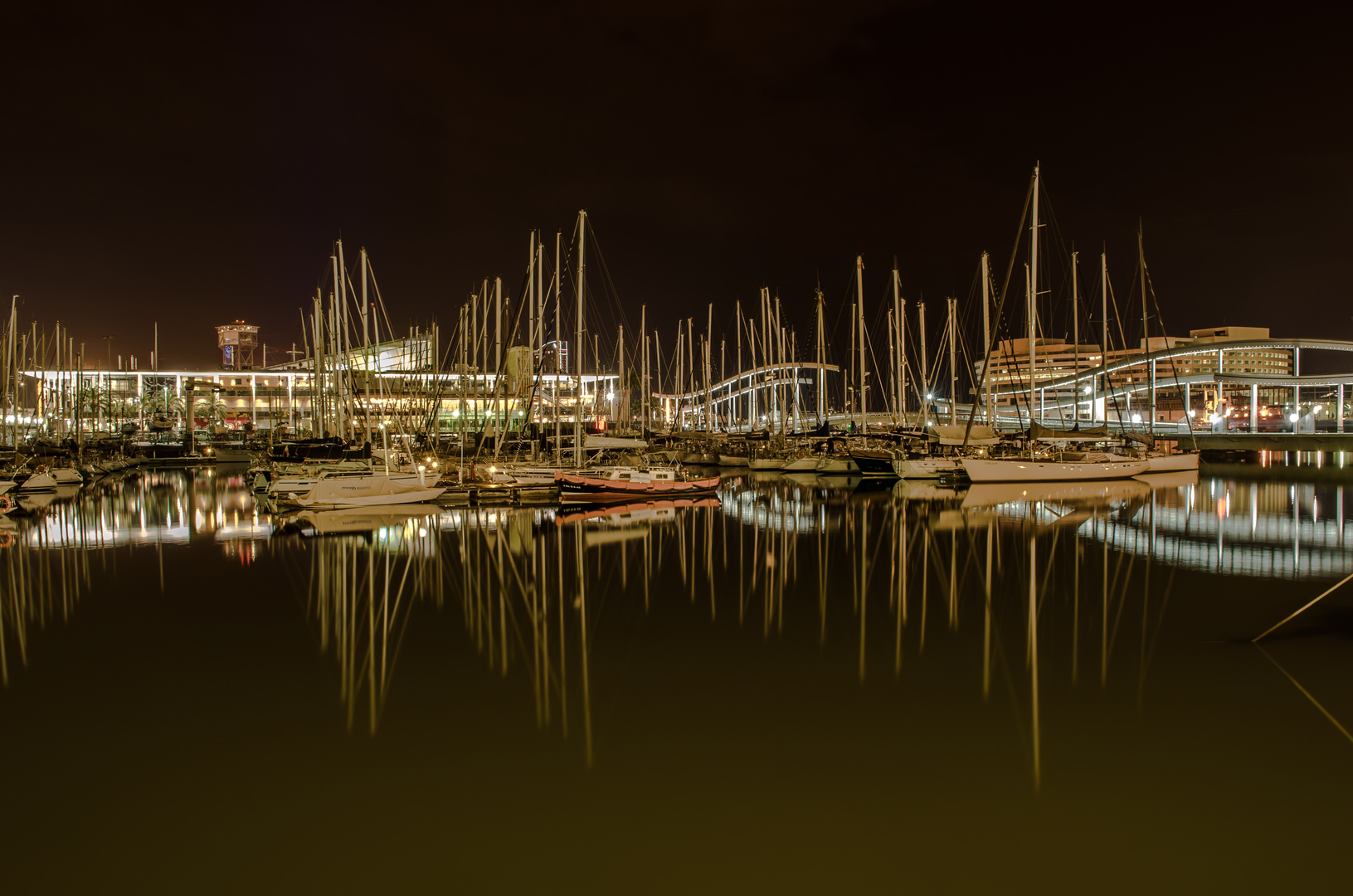 Segelboote bei Nacht im Hafen von Barcelona