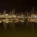 Segelboote bei Nacht im Hafen von Barcelona