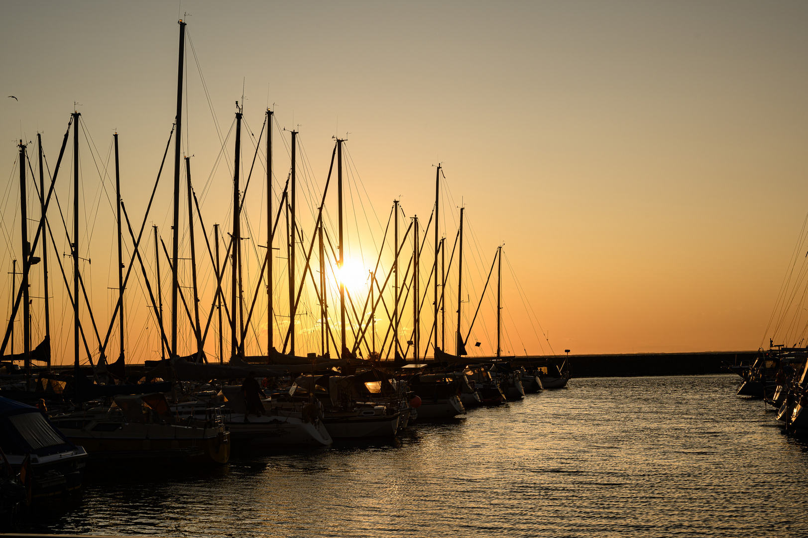 Segelboote bei Sonnenuntergang