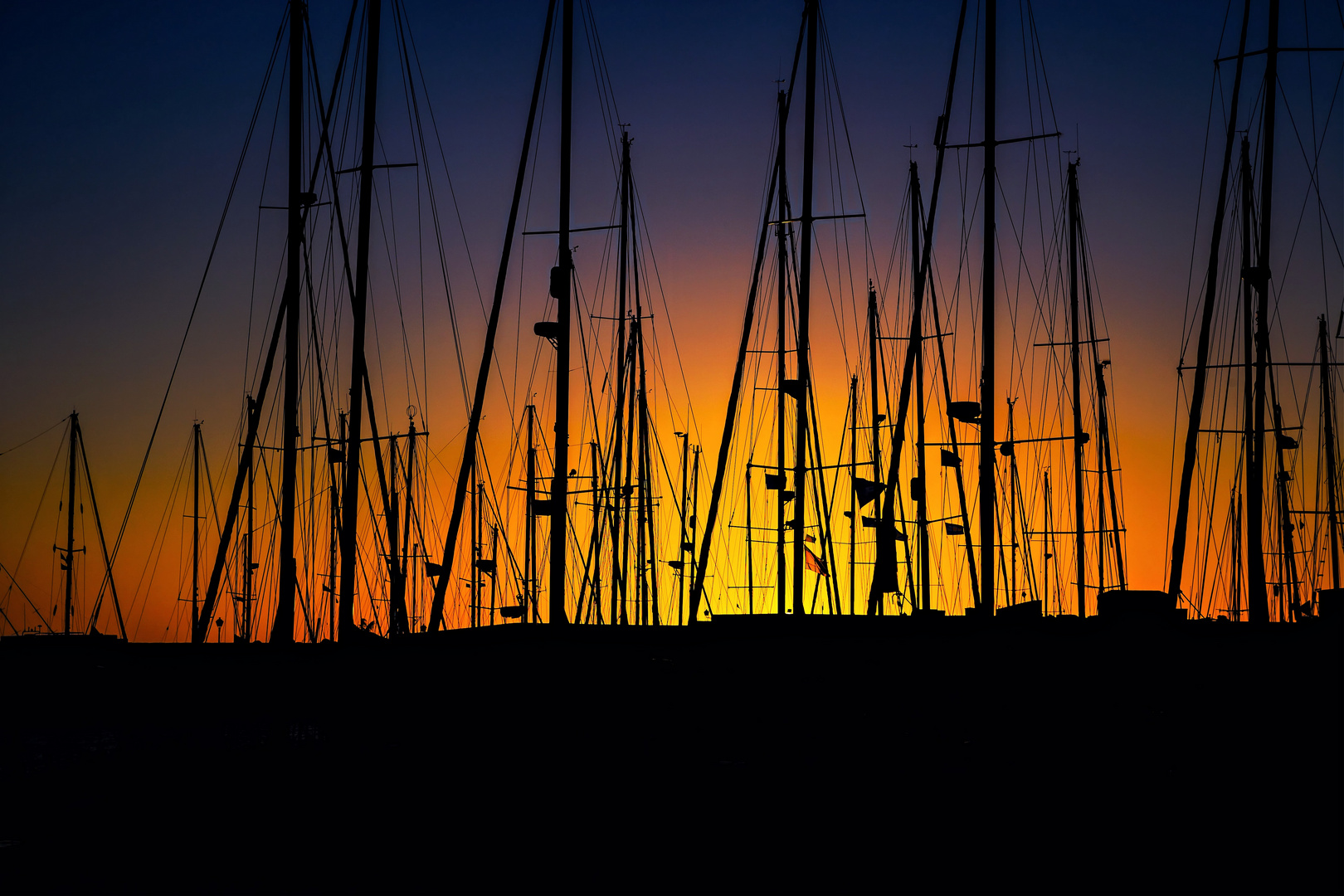 Segelboote bei Sonnenuntergang