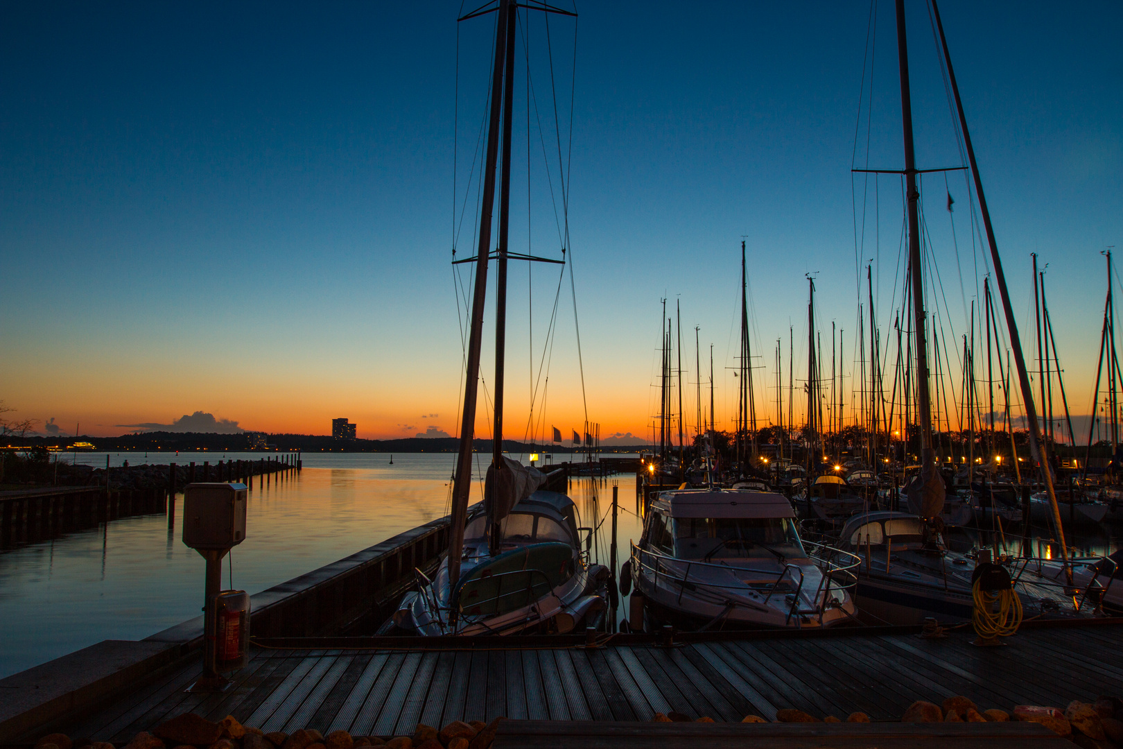 Segelboote bei Sonnenuntergang