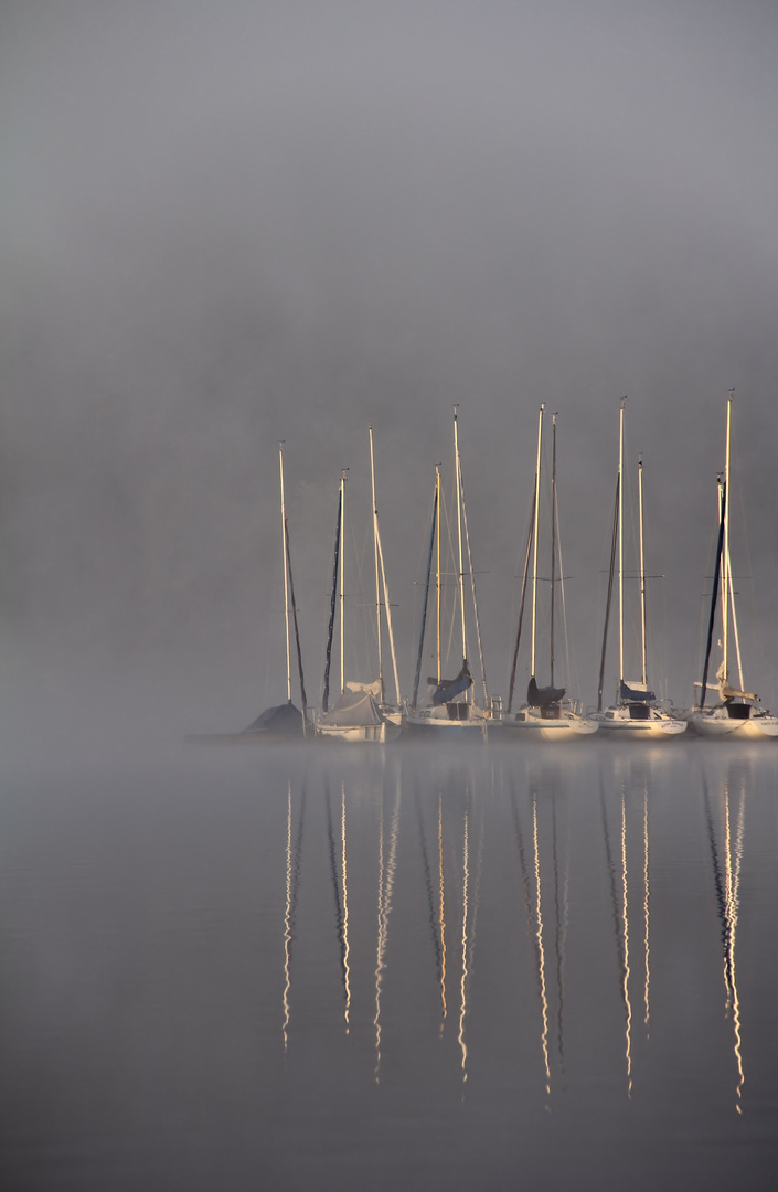Segelboote im Nebel