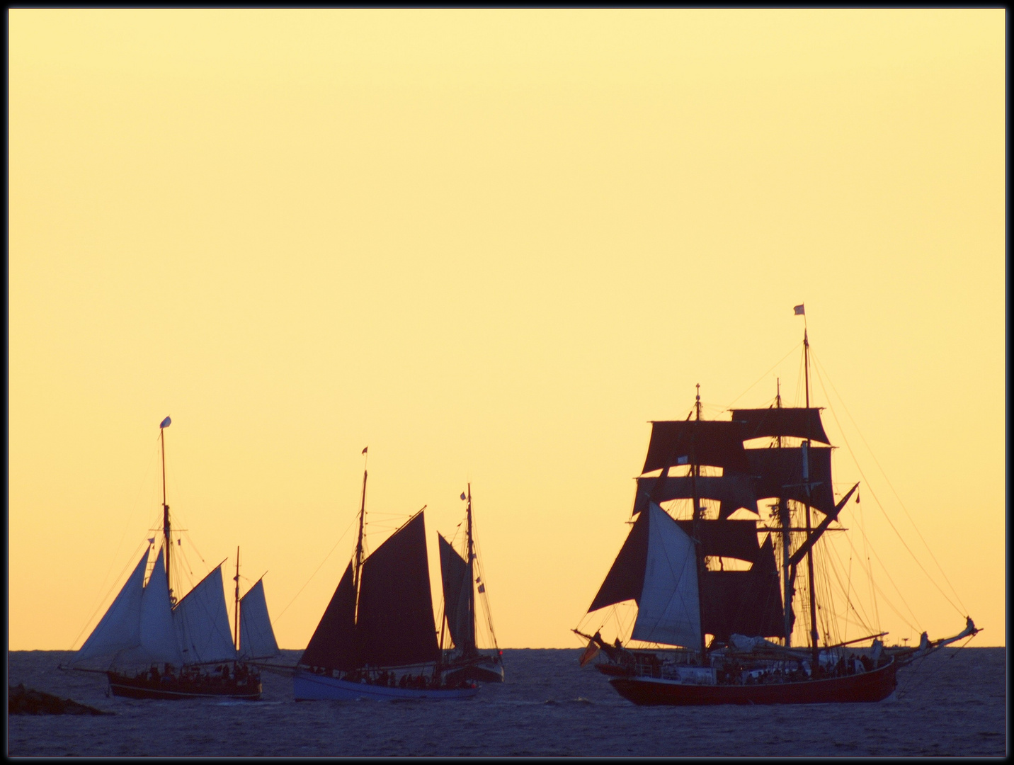 Segelboote in Ostsee nach Sonnenuntergang