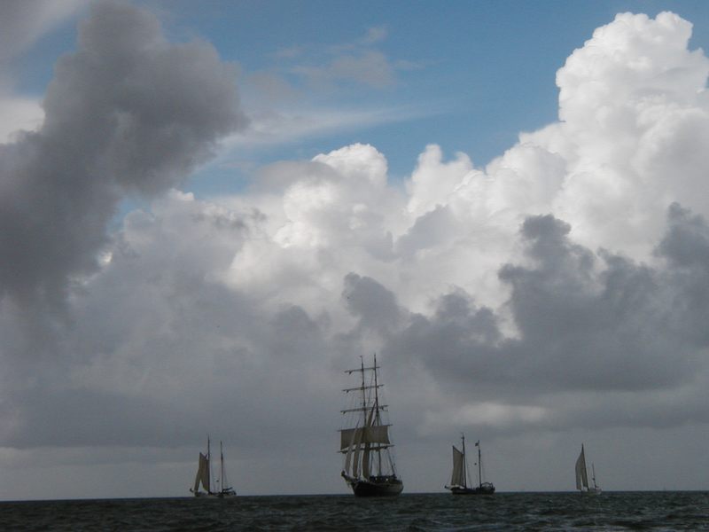 Segelboote unter schweren Wolken