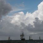 Segelboote unter schweren Wolken