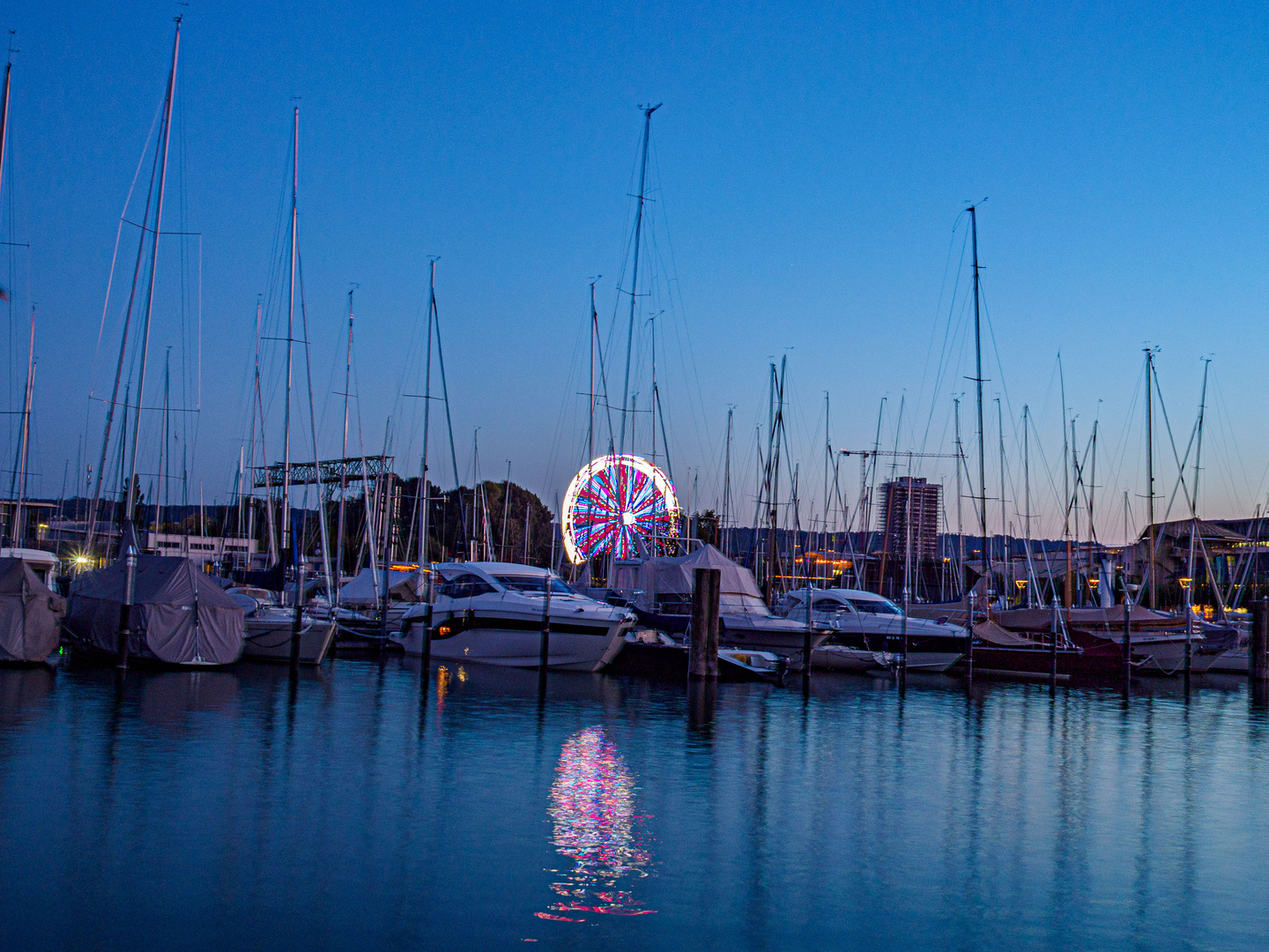 Segelboote zu blauer Stunde mit Riesenrad