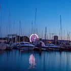 Segelboote zu blauer Stunde mit Riesenrad