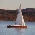 Segelboot_im_Herbst_Ammersee