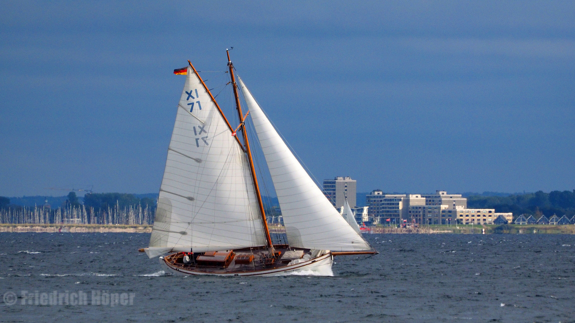 Segelbot vor Marina Wentorf