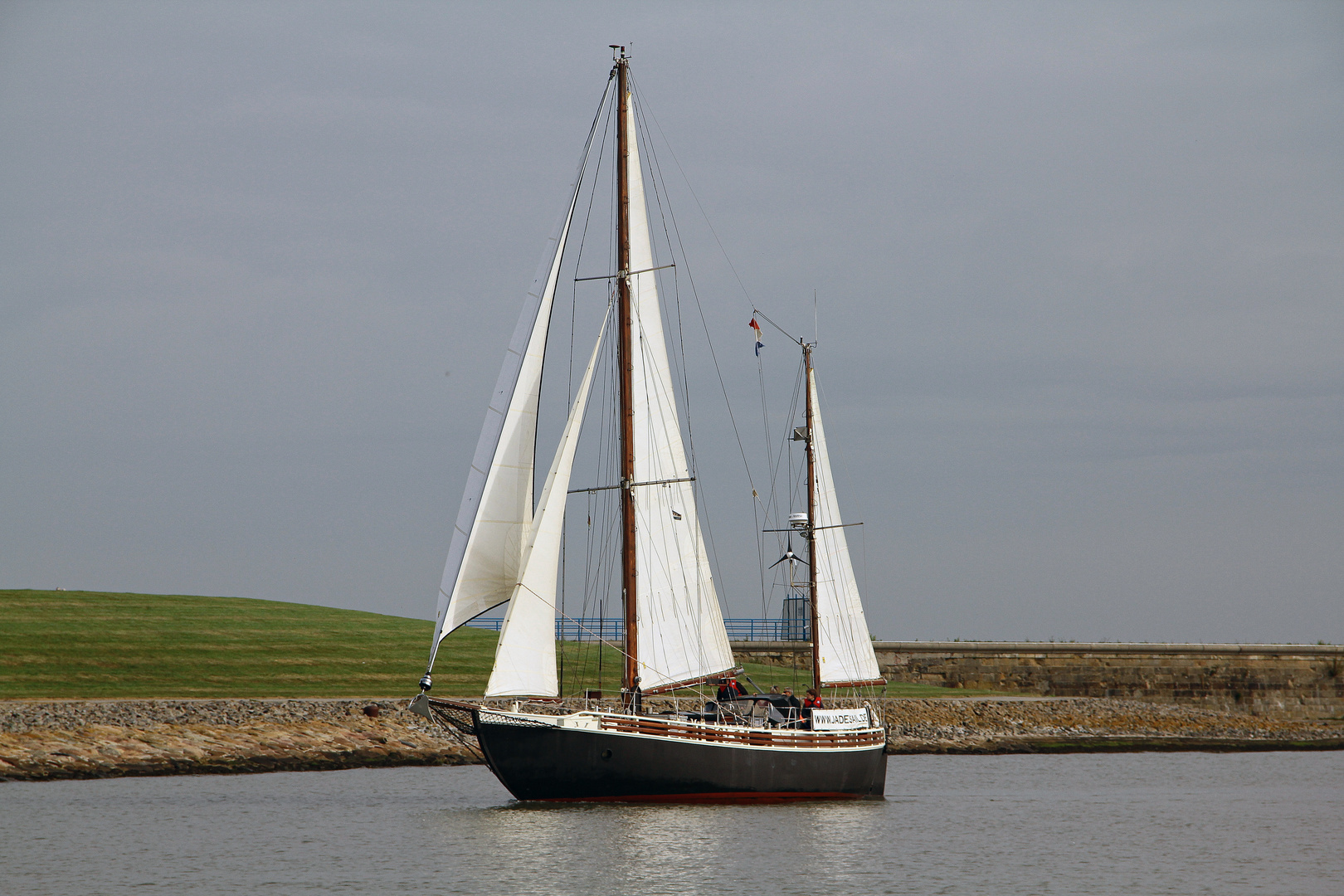 Segelchiff  vor dem Nassau Hafen in Wilhelmshaven