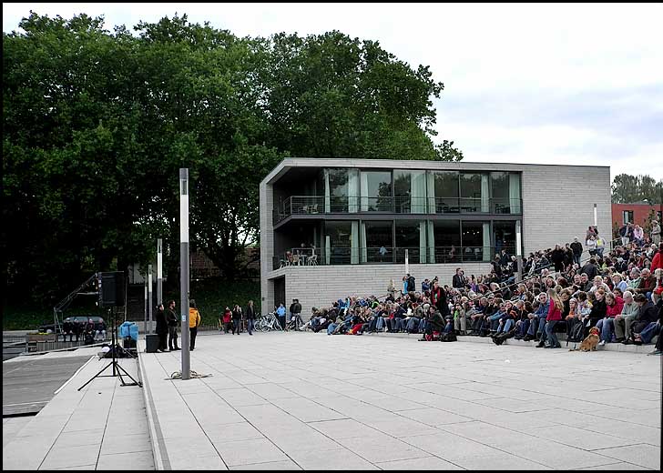 Segelclub mit Treppentribühne ....