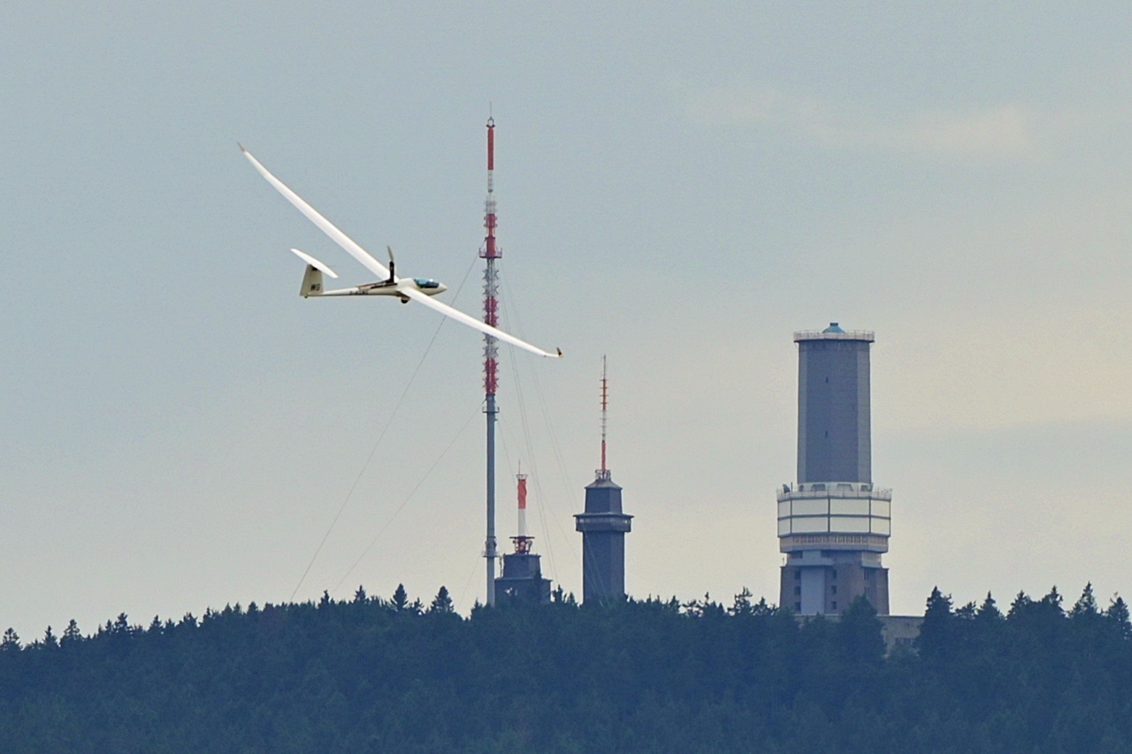 Segelflieger vor dem Feldberg (Ts.)