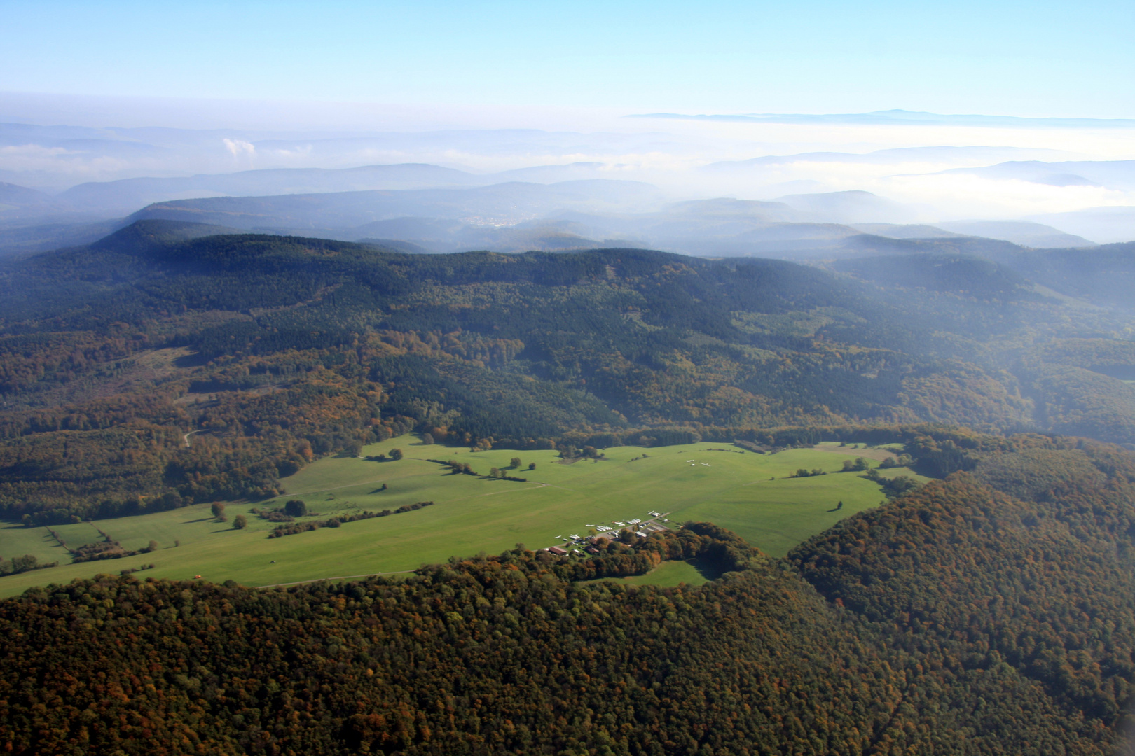 Segelflugplatz Ithwiesen mit dem Brocken im Hintergrund