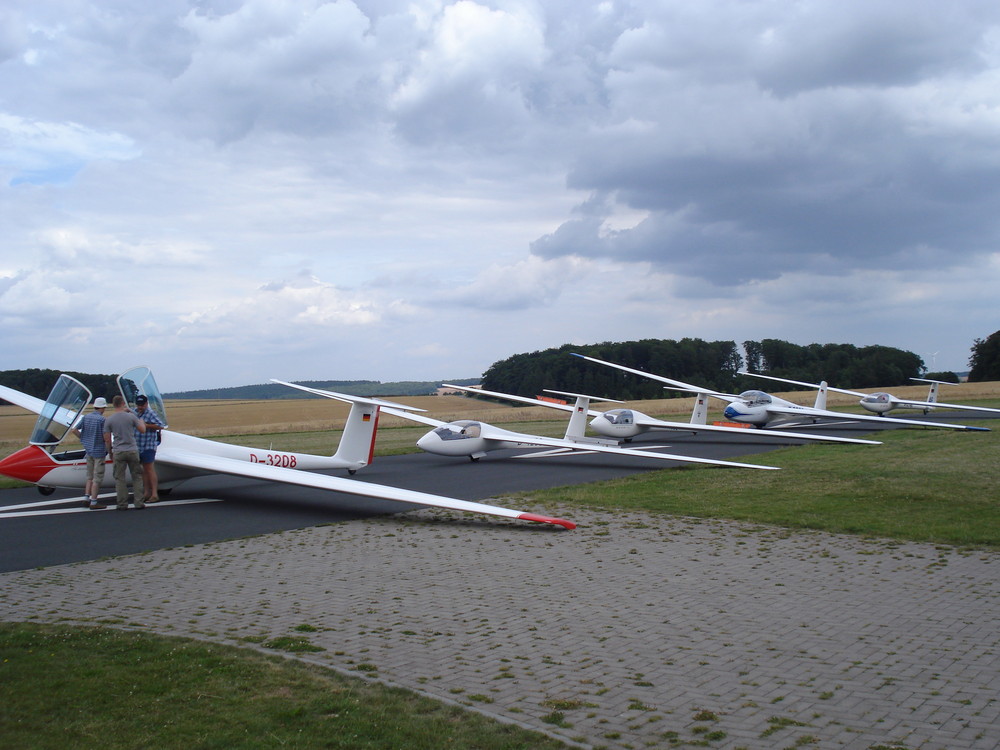 Segelflugzeuge am Start