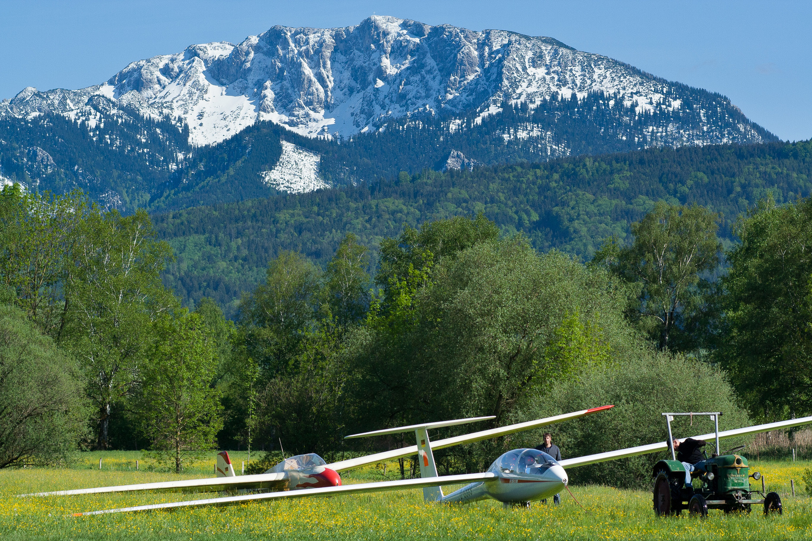 Segelflugzeuge vor der Benediktenwand