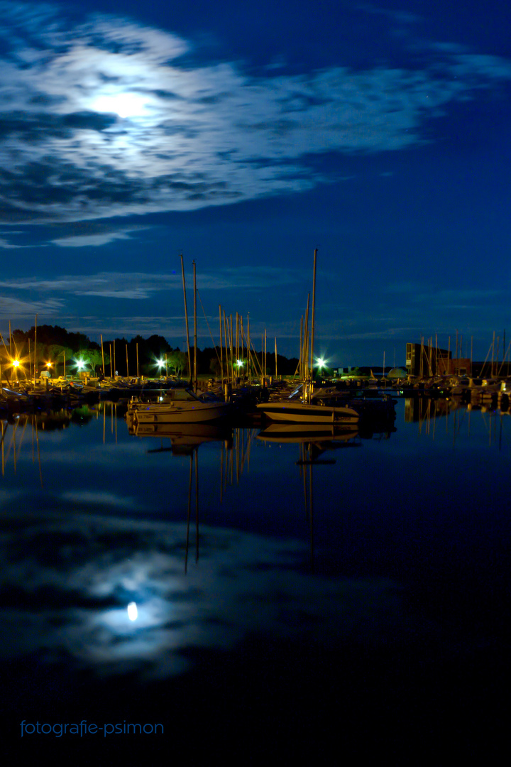 Segelhafen bei Nacht