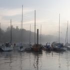 Segelhafen im Morgennebel