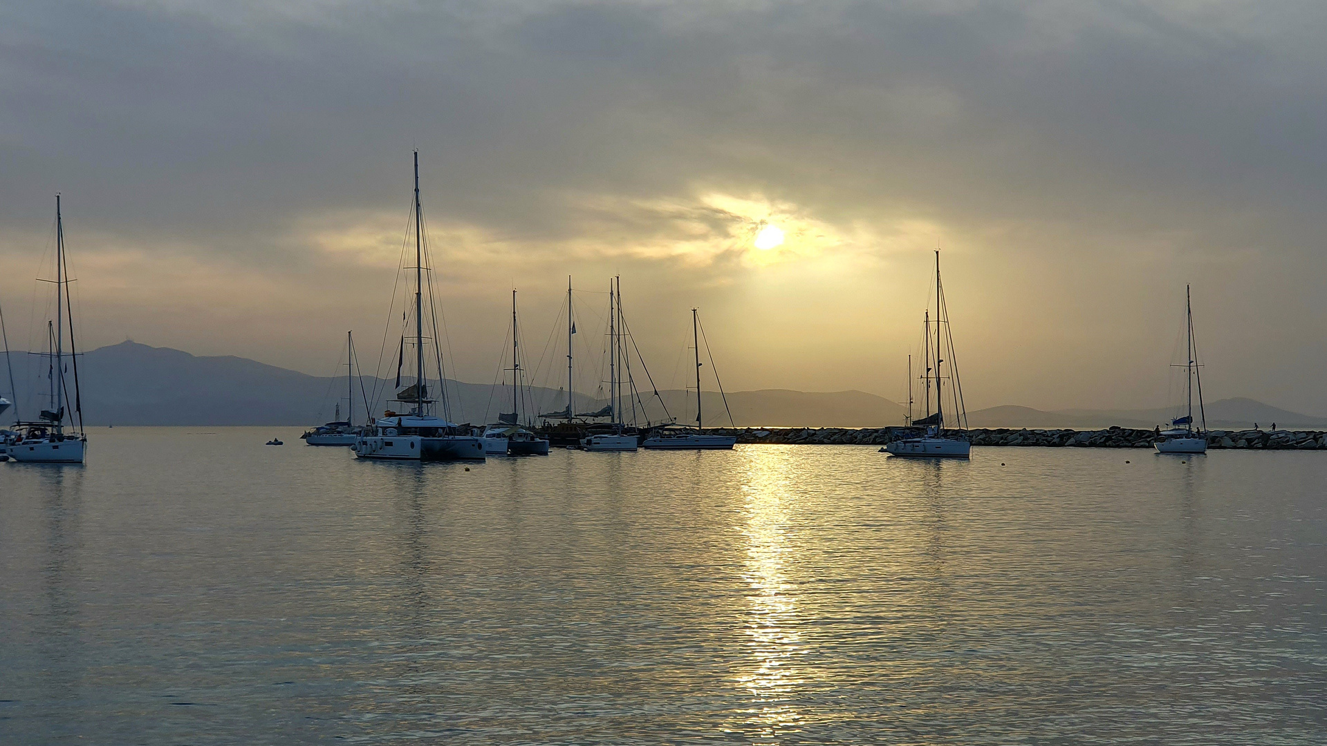 Segelhafen in Chora im warmen Licht