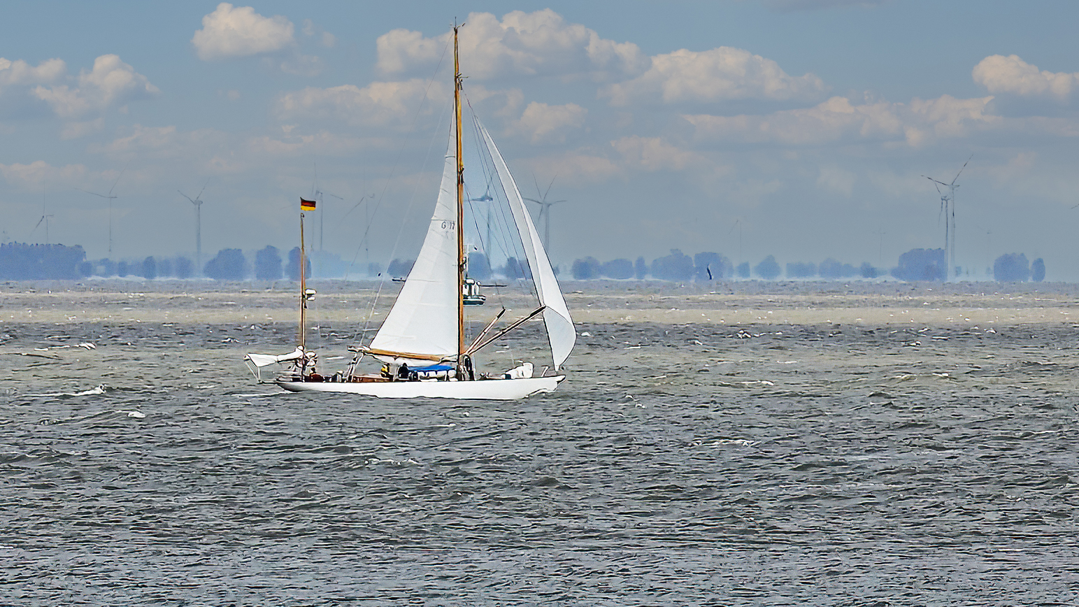 Segeljacht in der Elbemündung