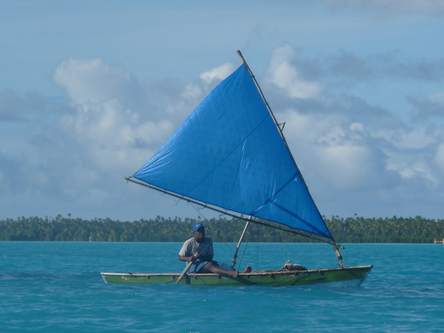 Segelkanu in der Südsee in der Lagune von Tarawa