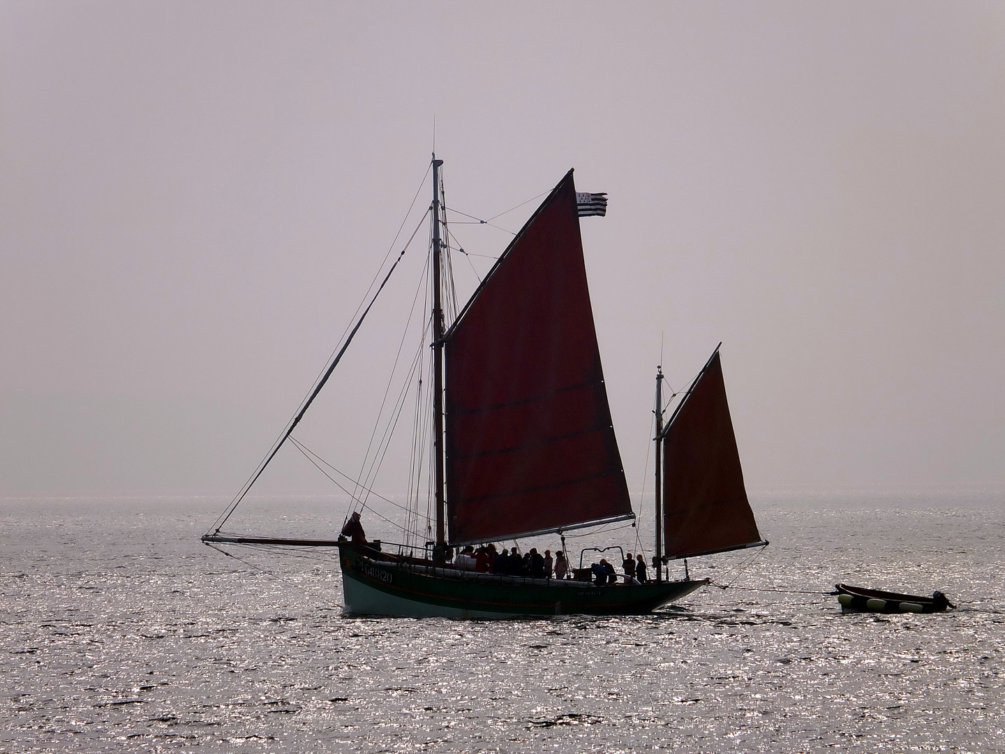 Segelkutter vor den Sept Îles, Bretagne