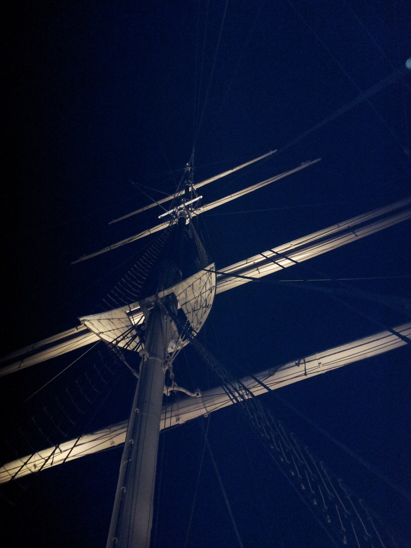 Segelmast bei Nacht