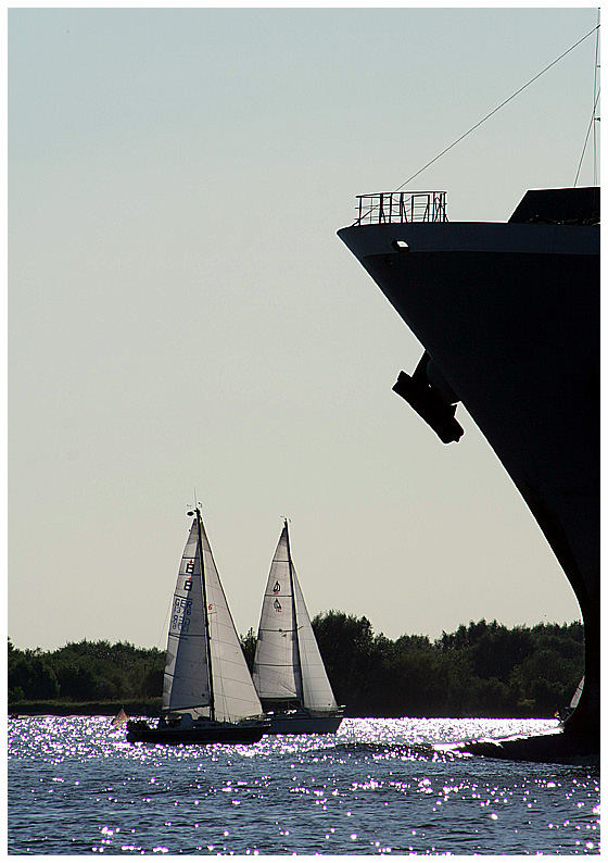 ^^ < Segeln auf der Elbe