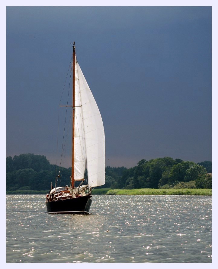 Segeln bei Sonne und Regen