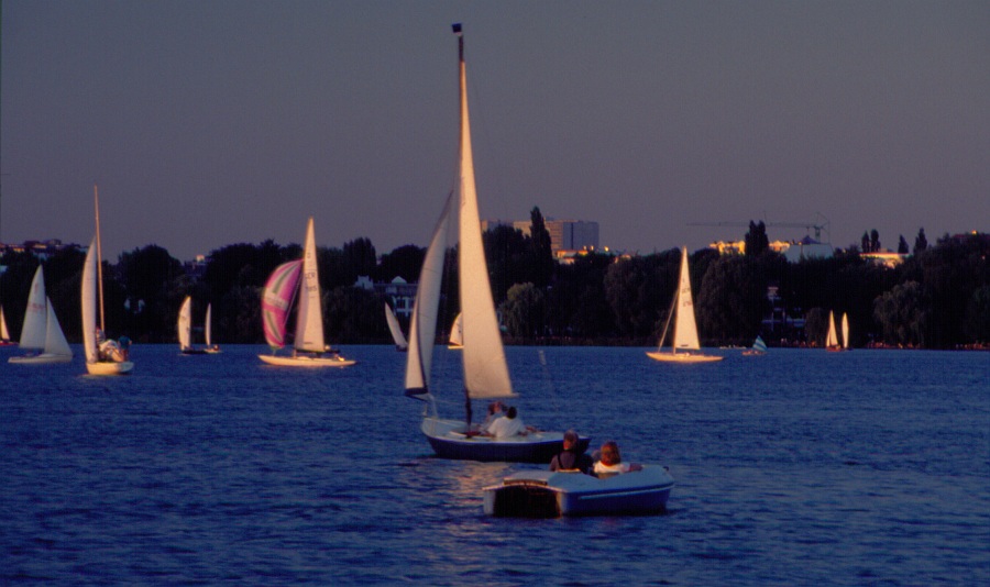 Segeln bei Sonnenuntergang