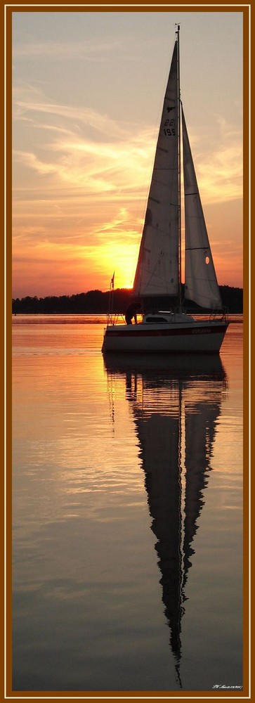 Segeln bei untergehender Sonne