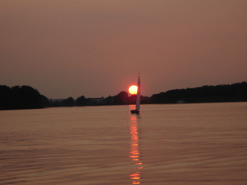 Segeln bei untergehender Sonne