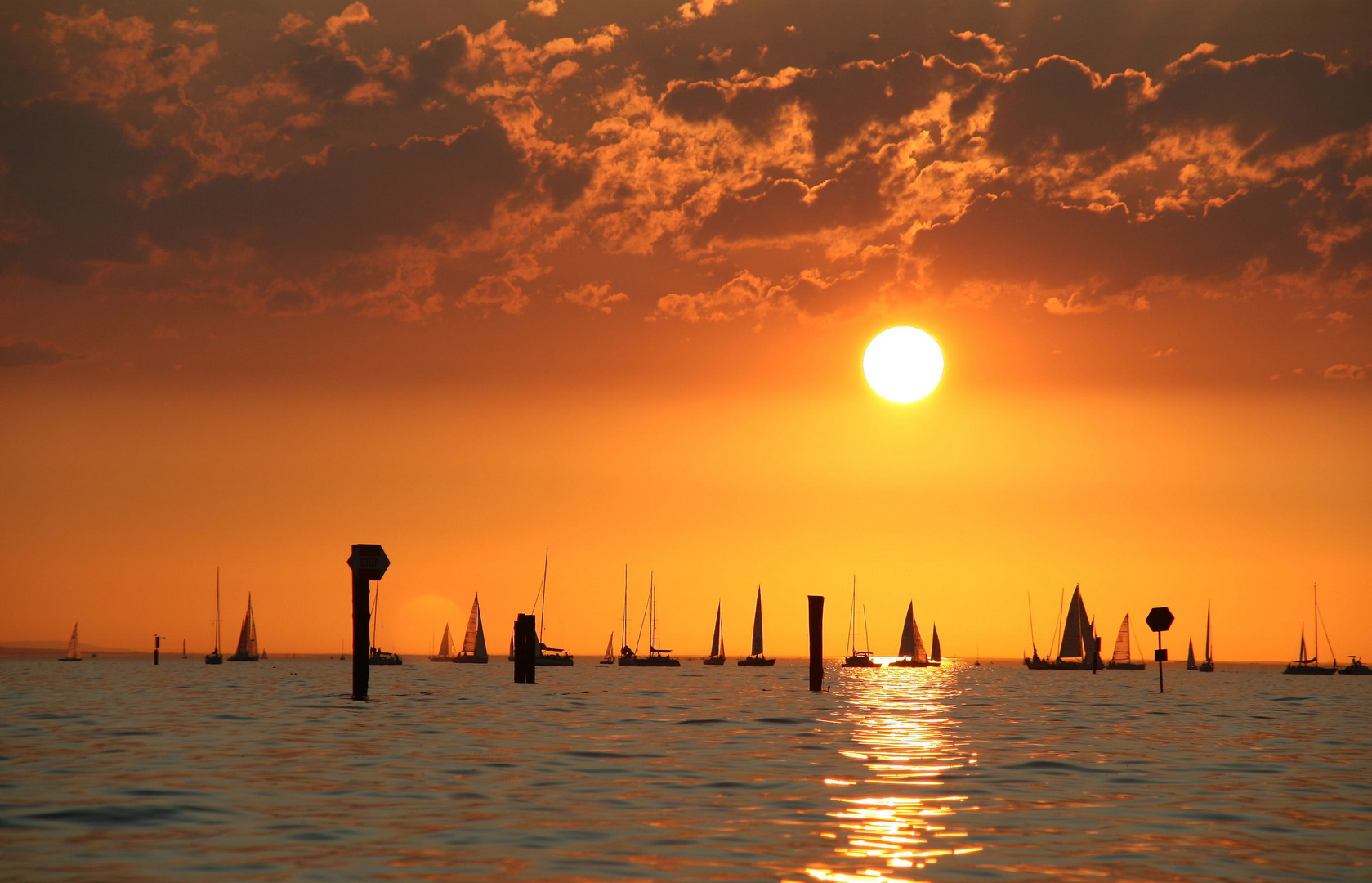 Segeln in den Sonnenuntergang