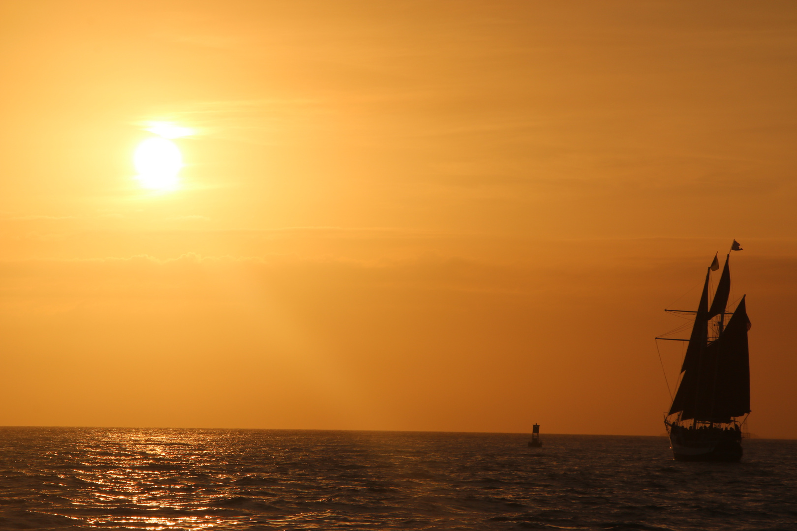 Segeln in den Sonnenuntergang