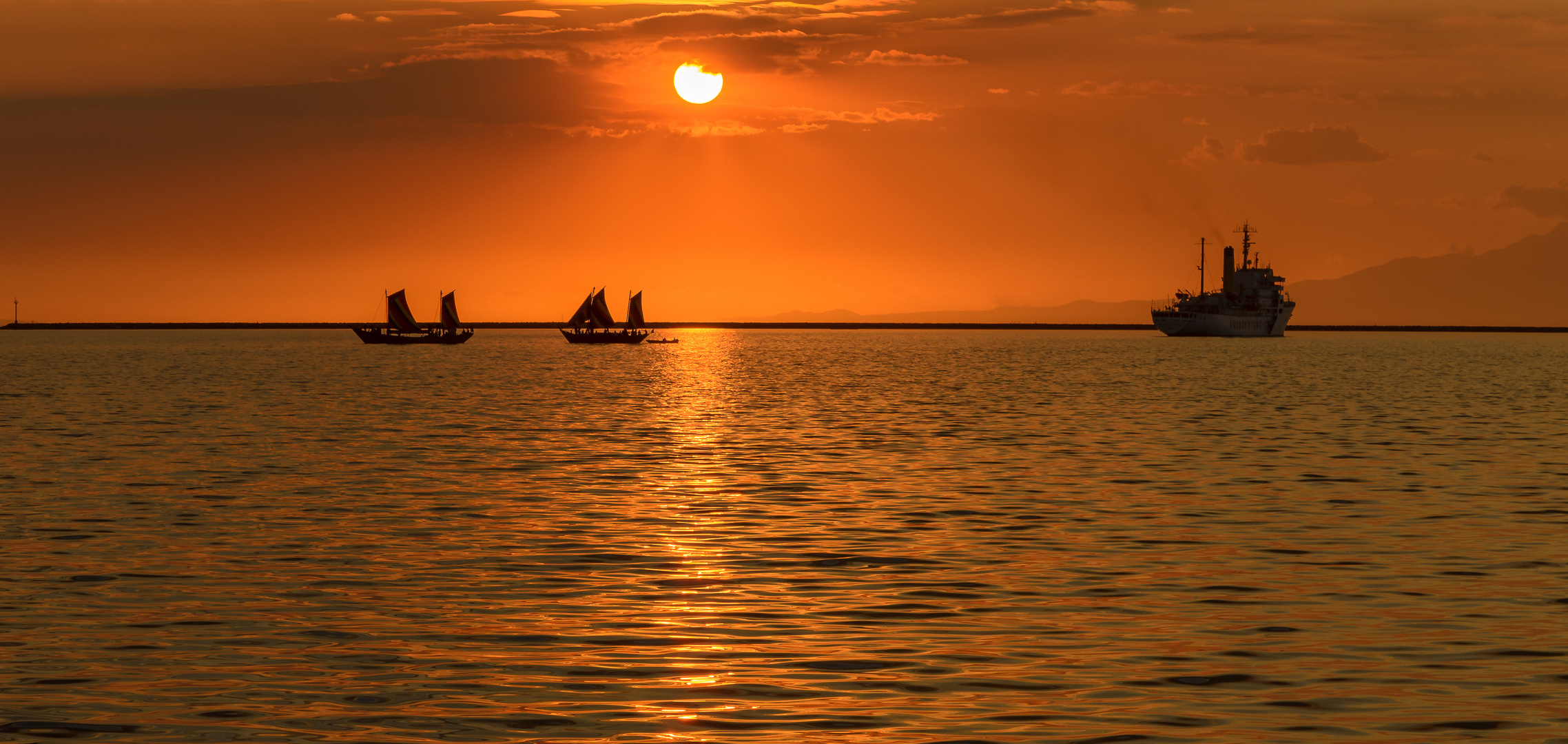 Segeln in den Sonnenuntergang